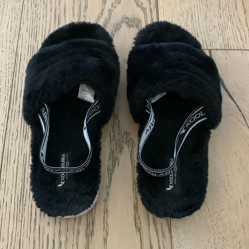 Kids slippers size 2